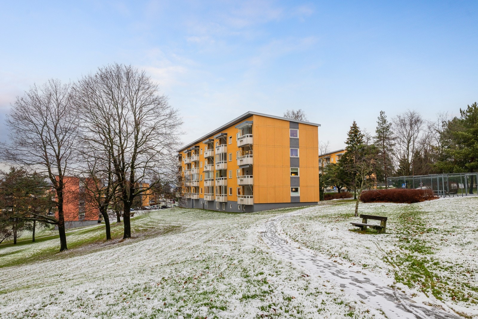 Boligen ligger i et veletablert og godt bomiljø på Manglerud/Høyenhall. kort tid til sentrum med t-bane/buss, som er i nærheten. og det tar deg kun 35 minutter å gå til byen. Dette er et rolig og familievennlig boligområde med gode oppvekstsvilk Galleribilde