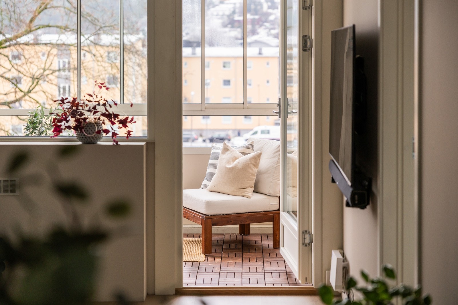 Utgang til solrik, innglasset og overbygget balkong. Galleribilde