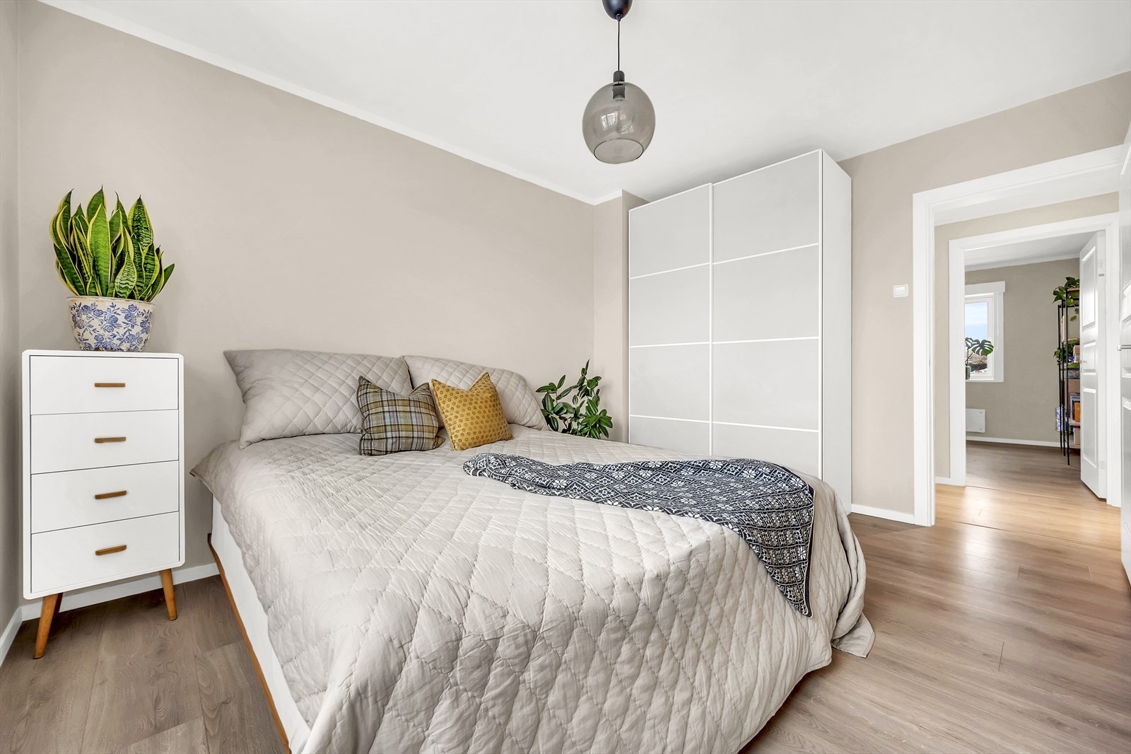 Det er rikelig med oppbevaringsplass i en romslig skyvedørsgarderobe fra 2023, som gir praktisk og effektiv lagring. Galleribilde