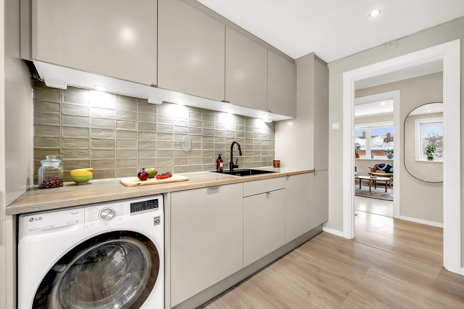 Kjøkkenet ble oppgradert i 2023 med nye elektriske installasjoner, kabler, rør, hvitevarer og alt nødvendig utstyr. Galleribilde