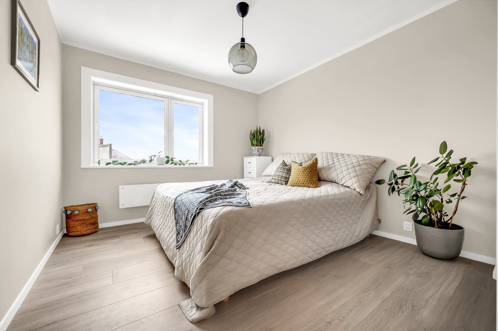 Hovedsoverommet er av svært god størrelse med plass til dobbeltseng, nattbord og tilhørende møbler. Galleribilde