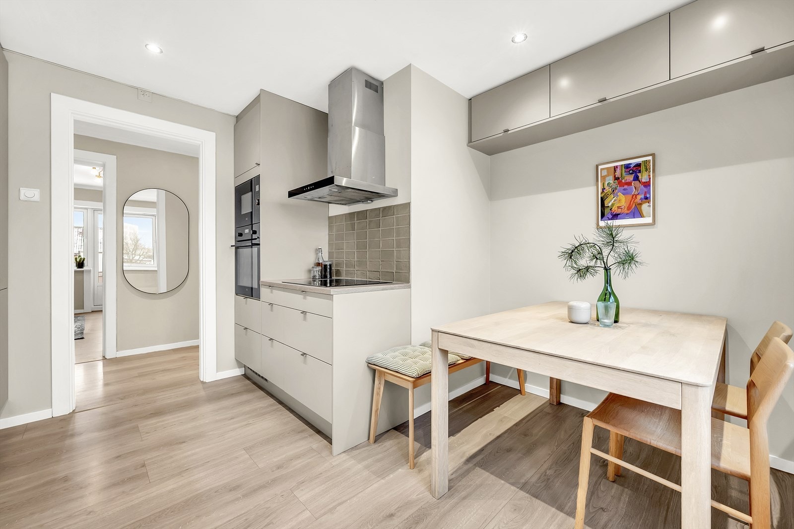 Kjøkkenet er malt i en innbydende og harmonisk "kokos" farge, som skaper en lys og behagelig atmosfære. Galleribilde