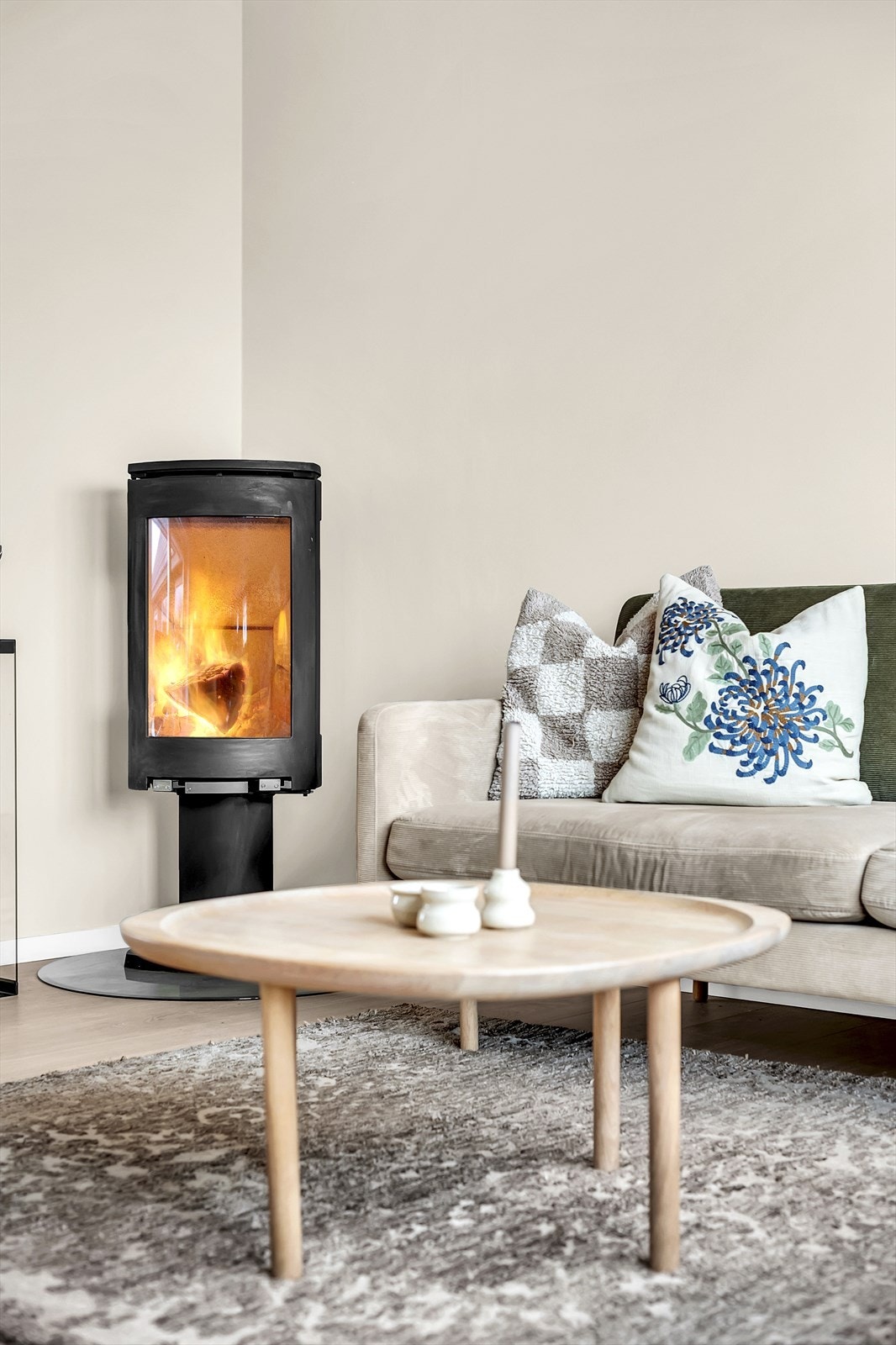 I stuen finner du også en koselig peisovn som gir ekstra varme på kalde dager. I 2023 ble det lagt til en glassplate foran peisen for en praktisk og stilren detalj. Galleribilde