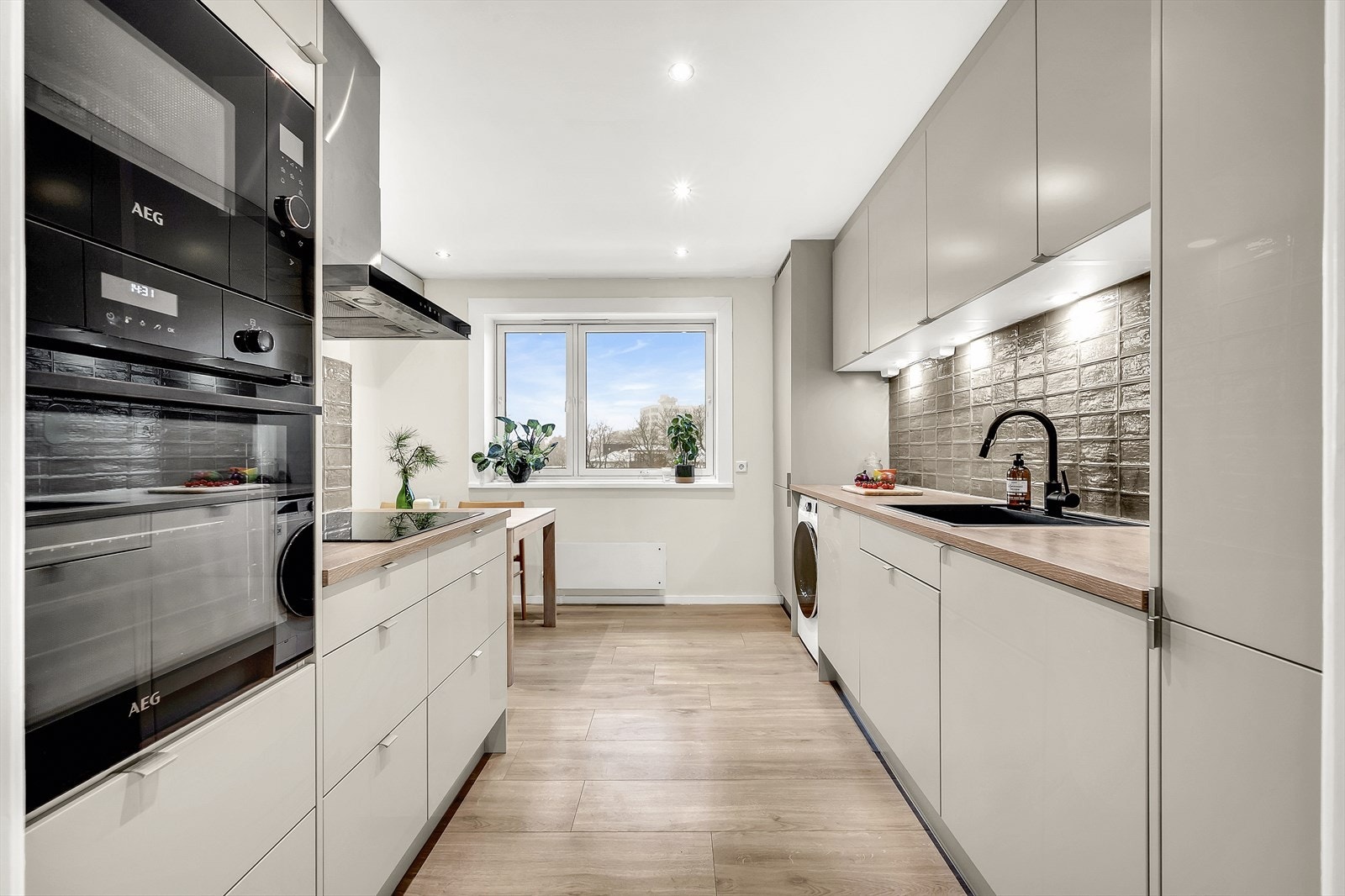 Det separate, romslige Norema-kjøkkenet fra 2023 tilbyr rikelig med skap- og benkeplass. Galleribilde