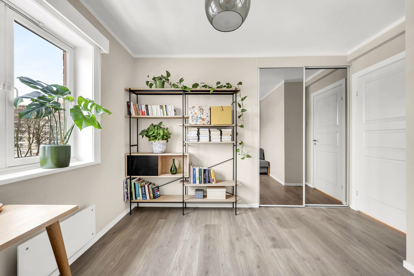 Her finner du også gode oppbevaringsmuligheter i en romslig skyvedørsgarderobe med speilfronter. Galleribilde