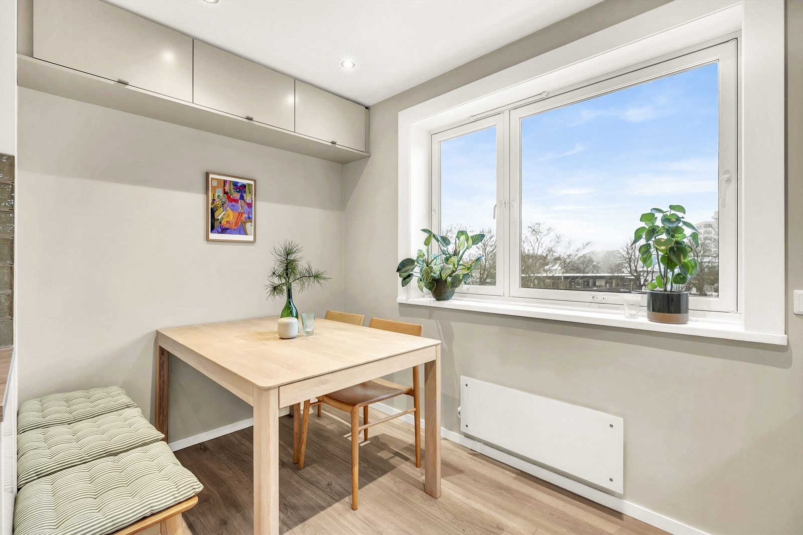 Her er det også plass til et koselig spisebord ved vinduet, som skaper en innbydende atmosfære for måltider. Galleribilde