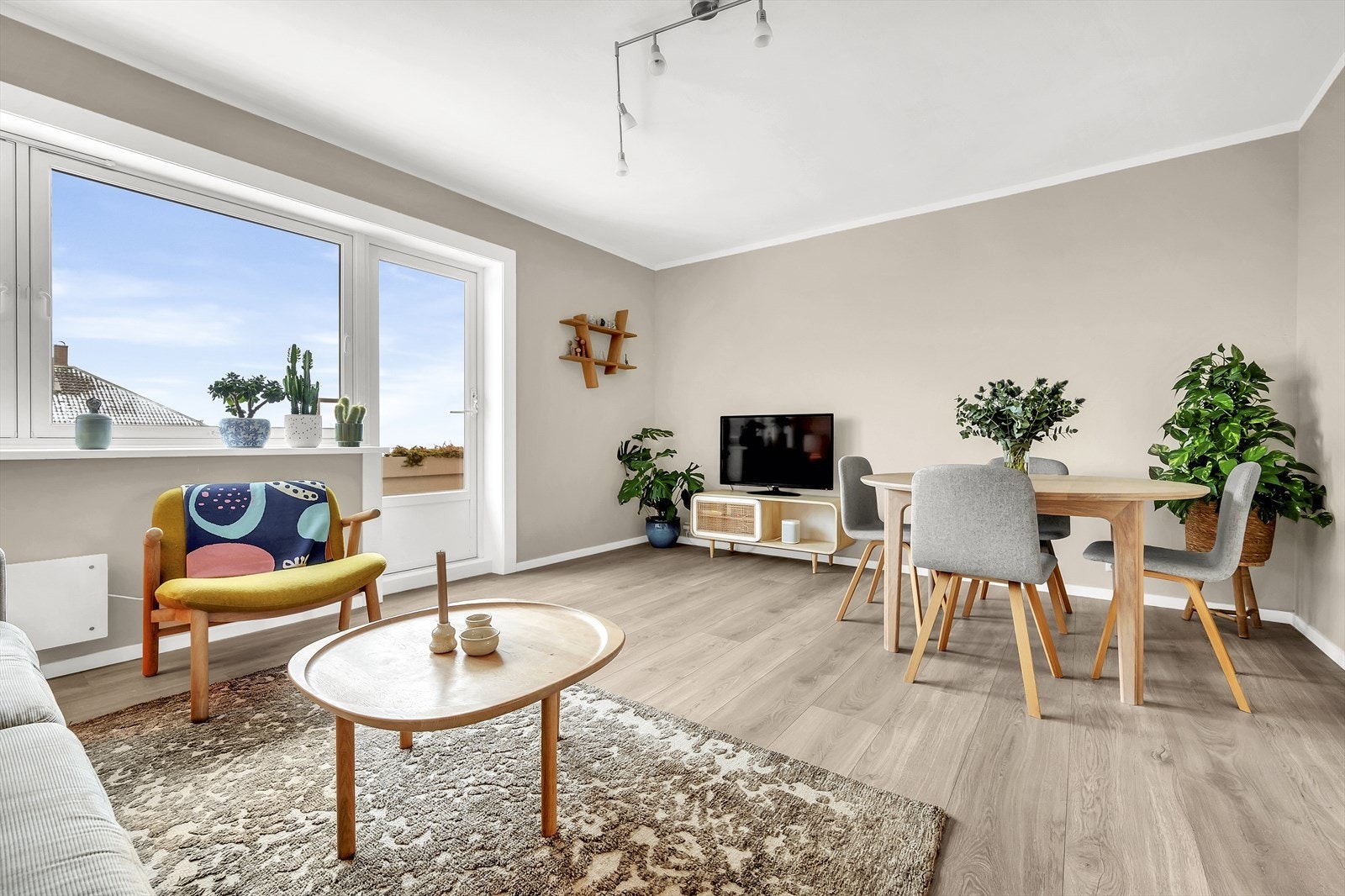 Planløsningen åpner opp for flere møbleringsmuligheter med god plass til sofagruppe, TV-møbler og spisebord med tilhørende stoler. Galleribilde