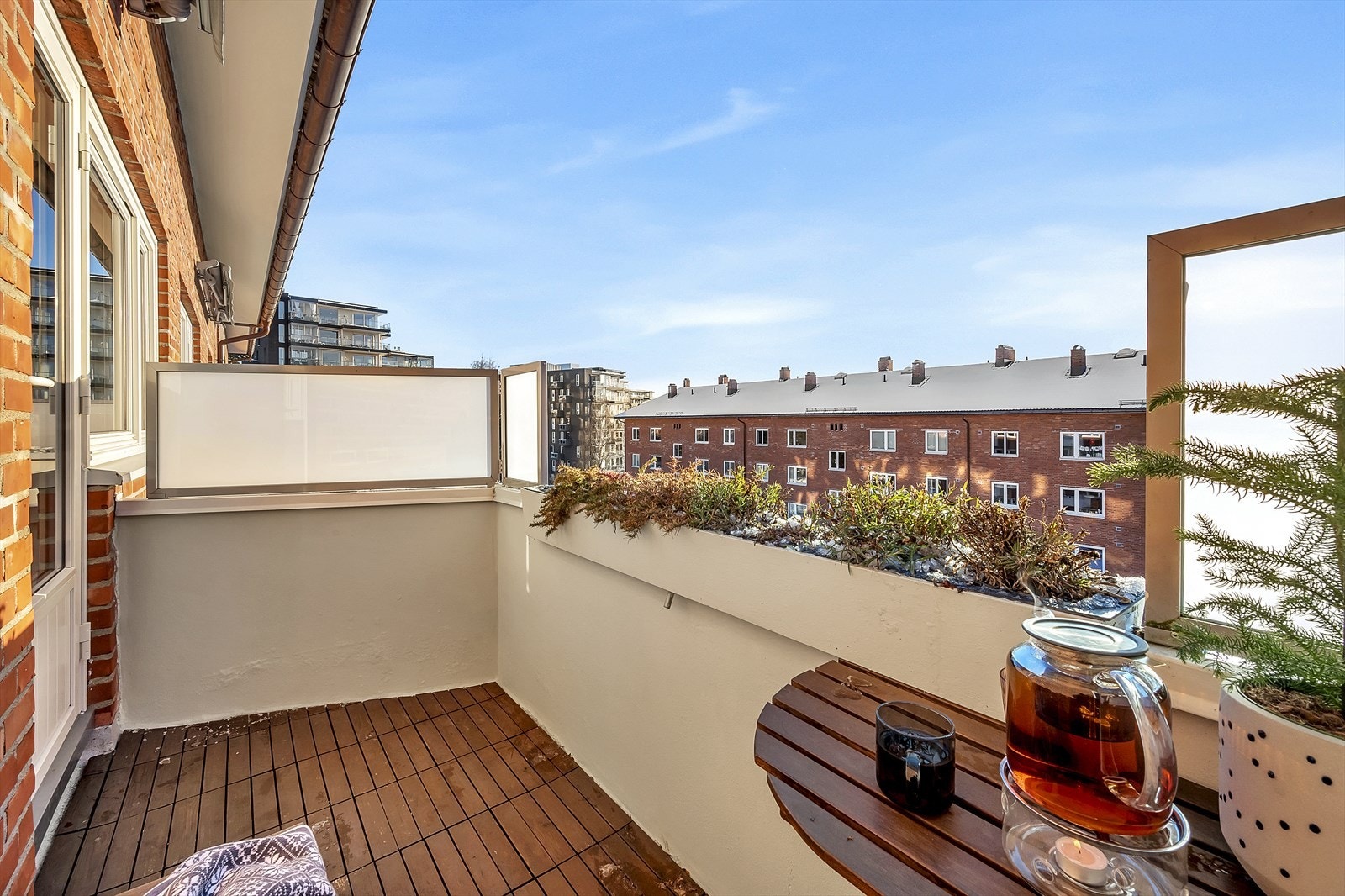 I vår- og sommerhalvåret blir balkongen som en forlengelse av stuen og innbyr til mer samvær og fine stunder med familie og venner. Balkongen ble nymalt i 2023, og fremstår nå frisk og velholdt. Galleribilde