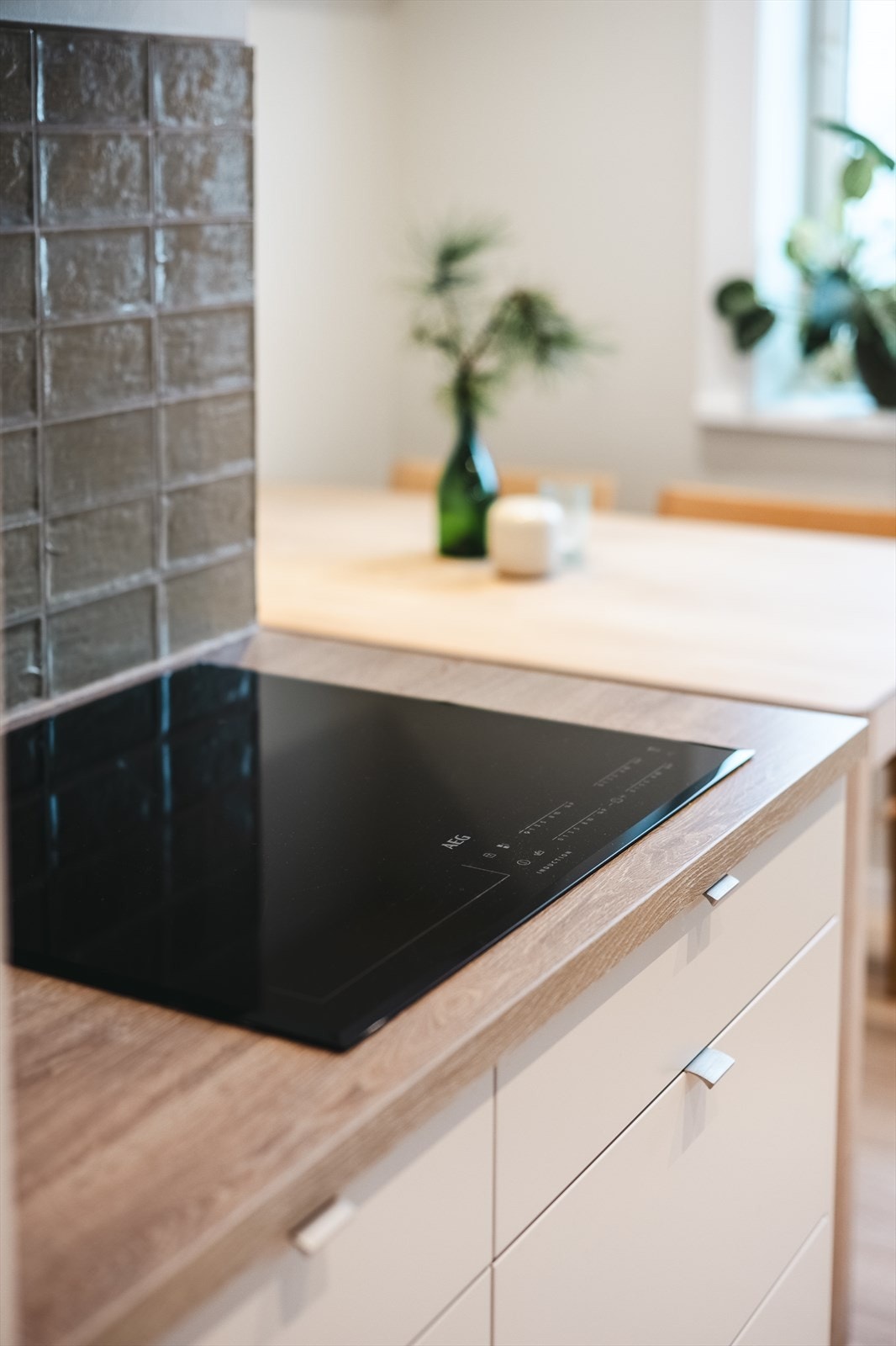 Kjøkkenet har en moderne platetopp fra AEG. Galleribilde