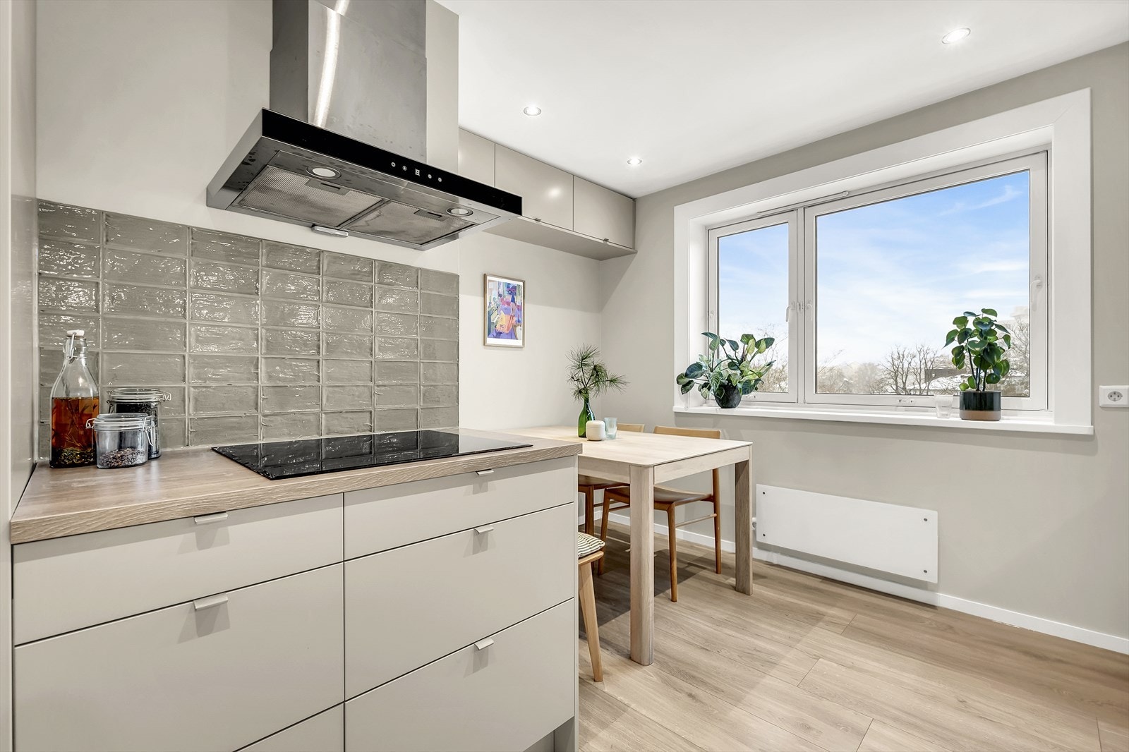 Kullfilterventilator er plassert over kokeplassen for effektiv ventilasjon. Galleribilde