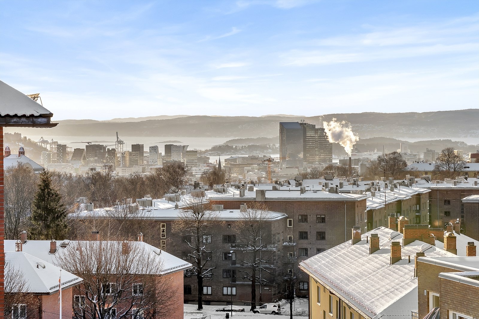 Fra balkongen kan du nyte en imponerende utsikt over Oslofjorden, som gir en vakker ramme til både hverdager og spesielle anledninger. Galleribilde