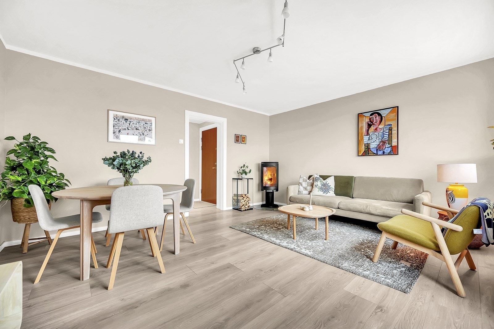 Boligen er utstyrt med moderne varmepaneler med WiFi-styring, installert i 2023, som gir enkel og energieffektiv oppvarming. Galleribilde