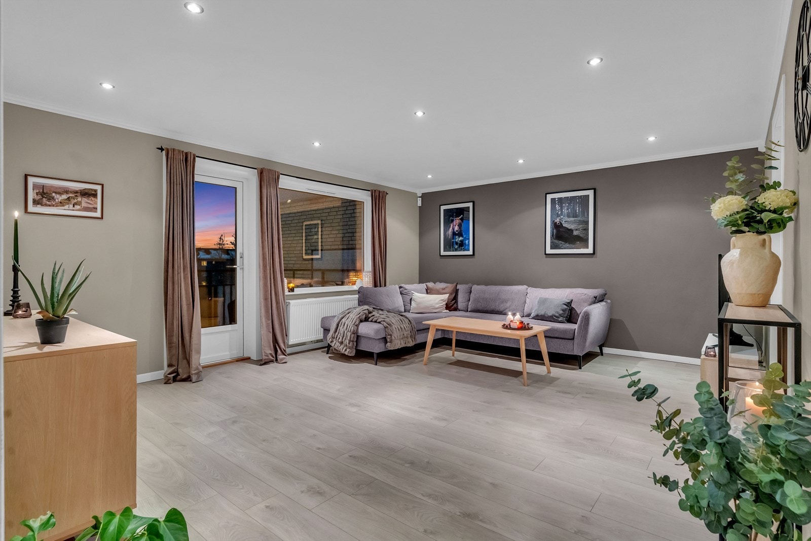 Dette er en pen 3-roms med gjennomgående planløsning, flott balkong og attraktiv beliggenhet! Galleribilde