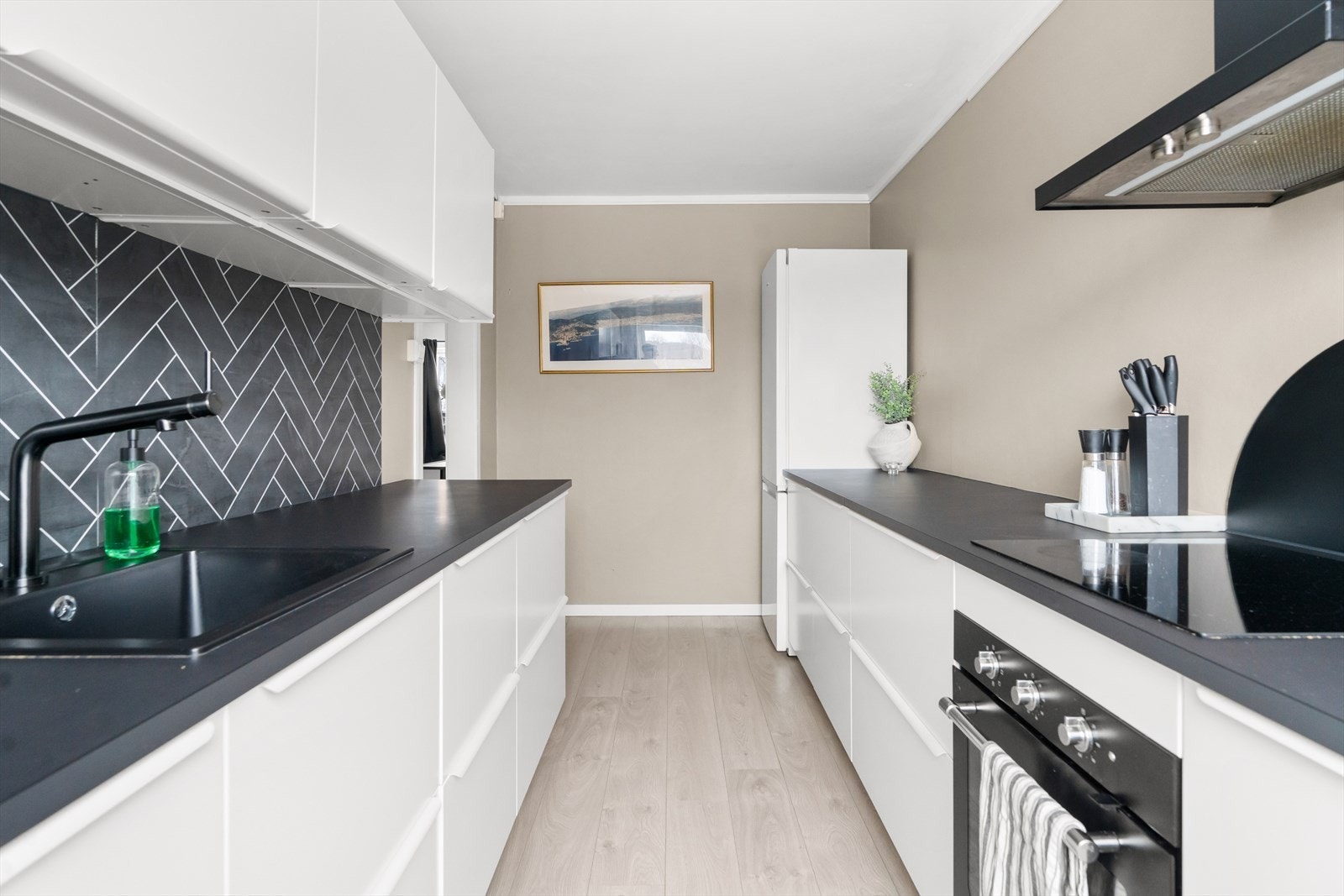 Også kjøkkenet har pent malte vegg-/gulvflater, og ble som stuen overflateoppusset samt gitt ny kjøkkeninnredning i 2019 (ref. tidligere salgsoppgave). Galleribilde