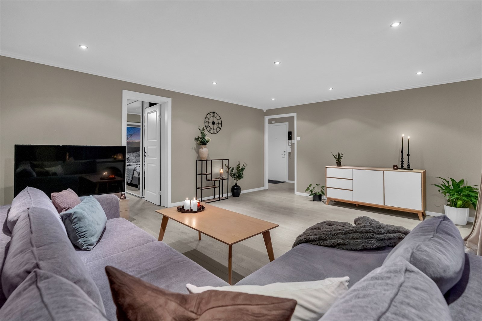 Rommet har pent malte veggflater, samt laminat på gulvet. Galleribilde