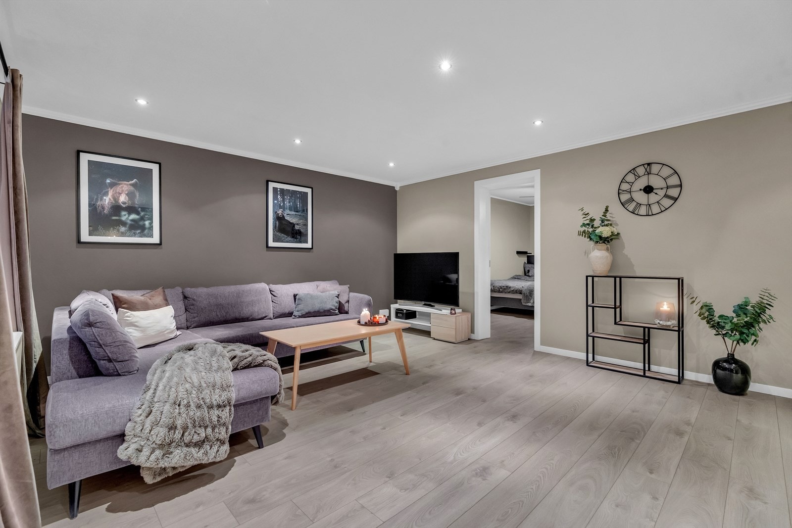 Stuen er av fin størrelse, med god plass til sofaseksjon, tv-møbel og spisegruppe. Galleribilde