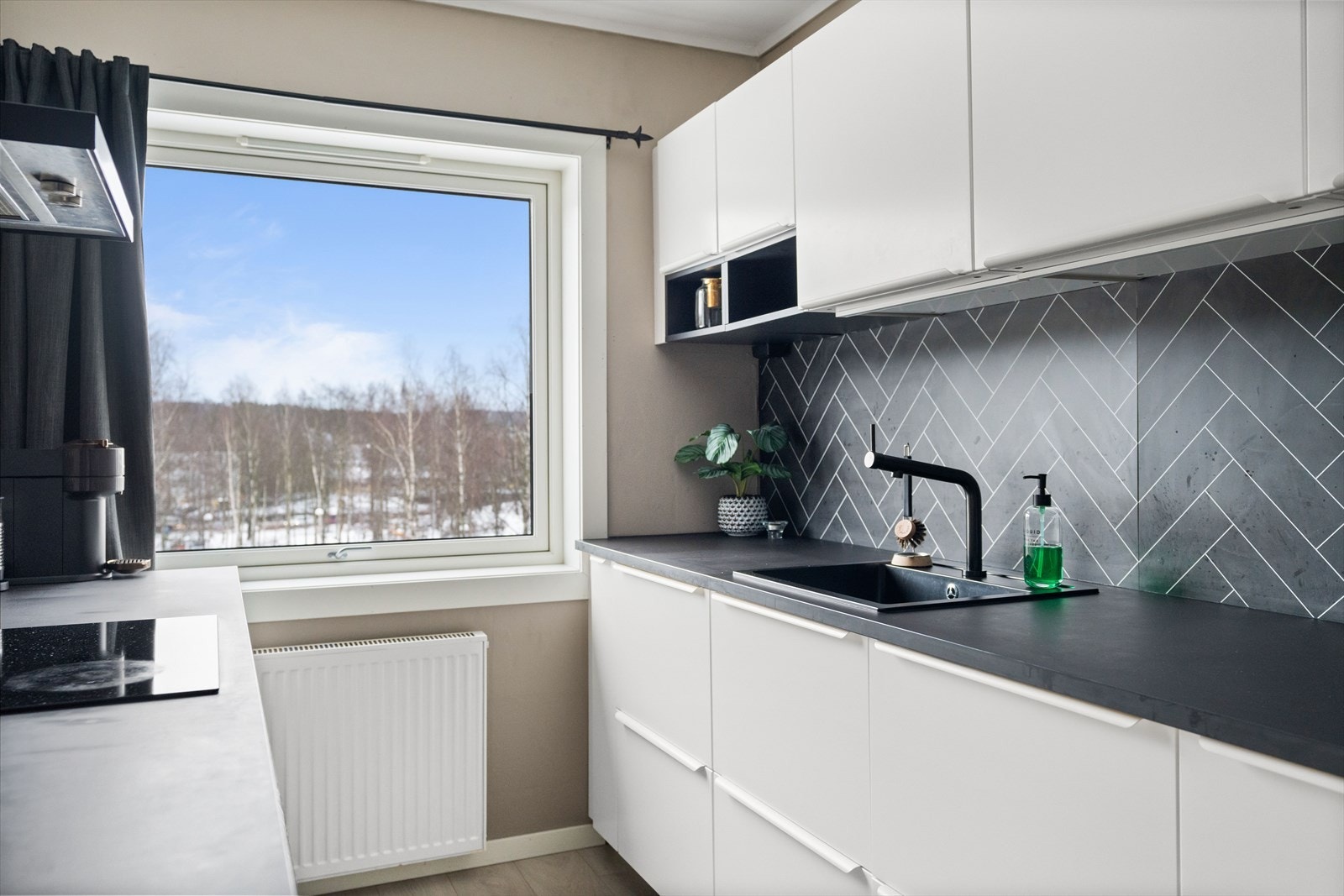 Fint utsyn fra kjøkkenvinduet. Galleribilde