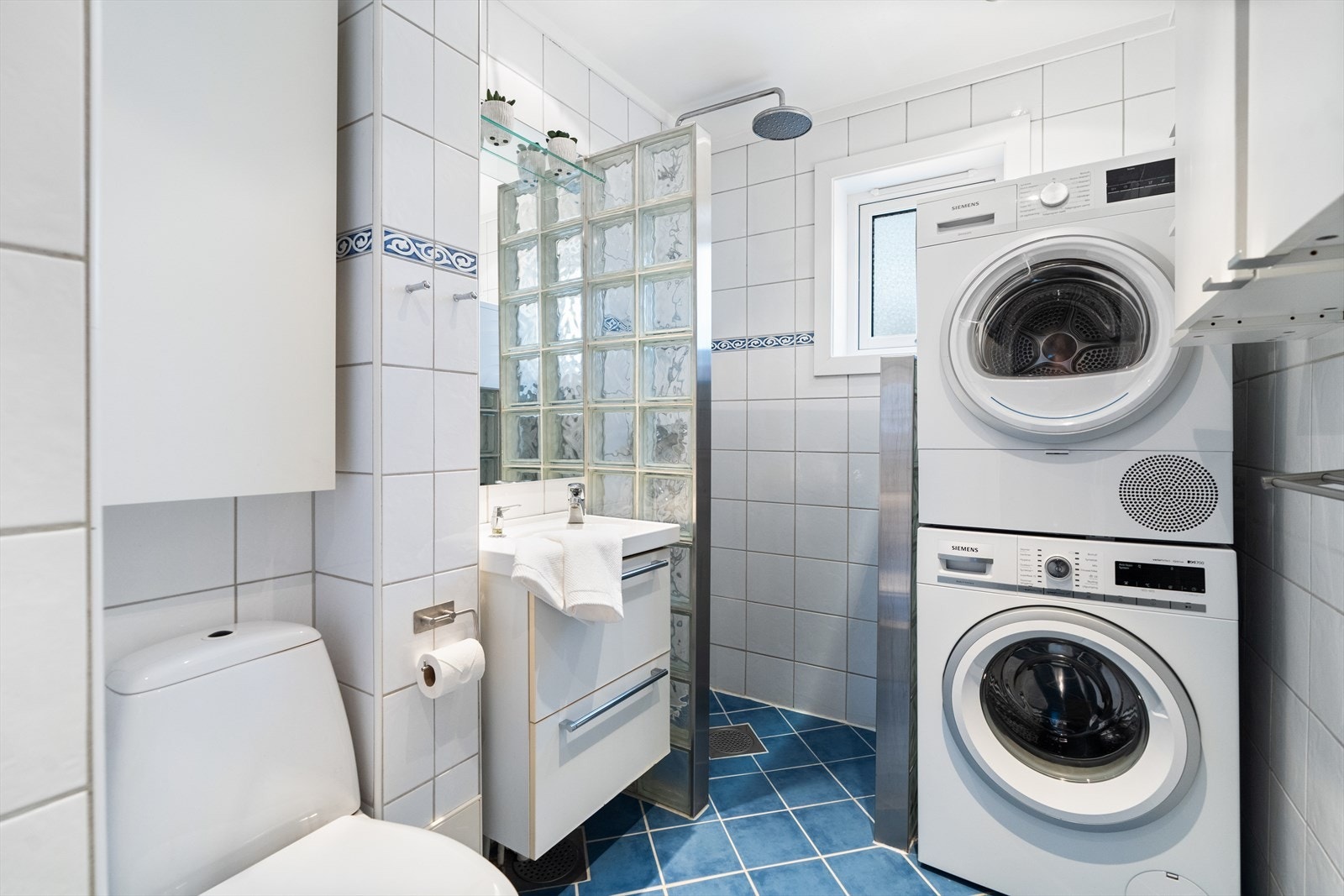 Rommet har innredning med nedfelt servant, toalett, dusj og opplegg for vaskemaskin. Det er naturlig ventilering. Galleribilde