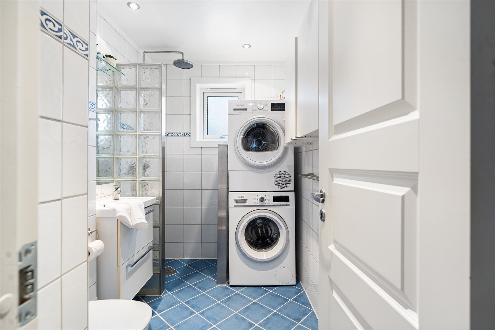 Fra gangen er det tilgang til et flislagt bad med elektriske varmekabler. Det er vedtatt baderomsrenovering i regi av borettslaget, prosjektet skal gjennomføres i 2025/2026. Galleribilde