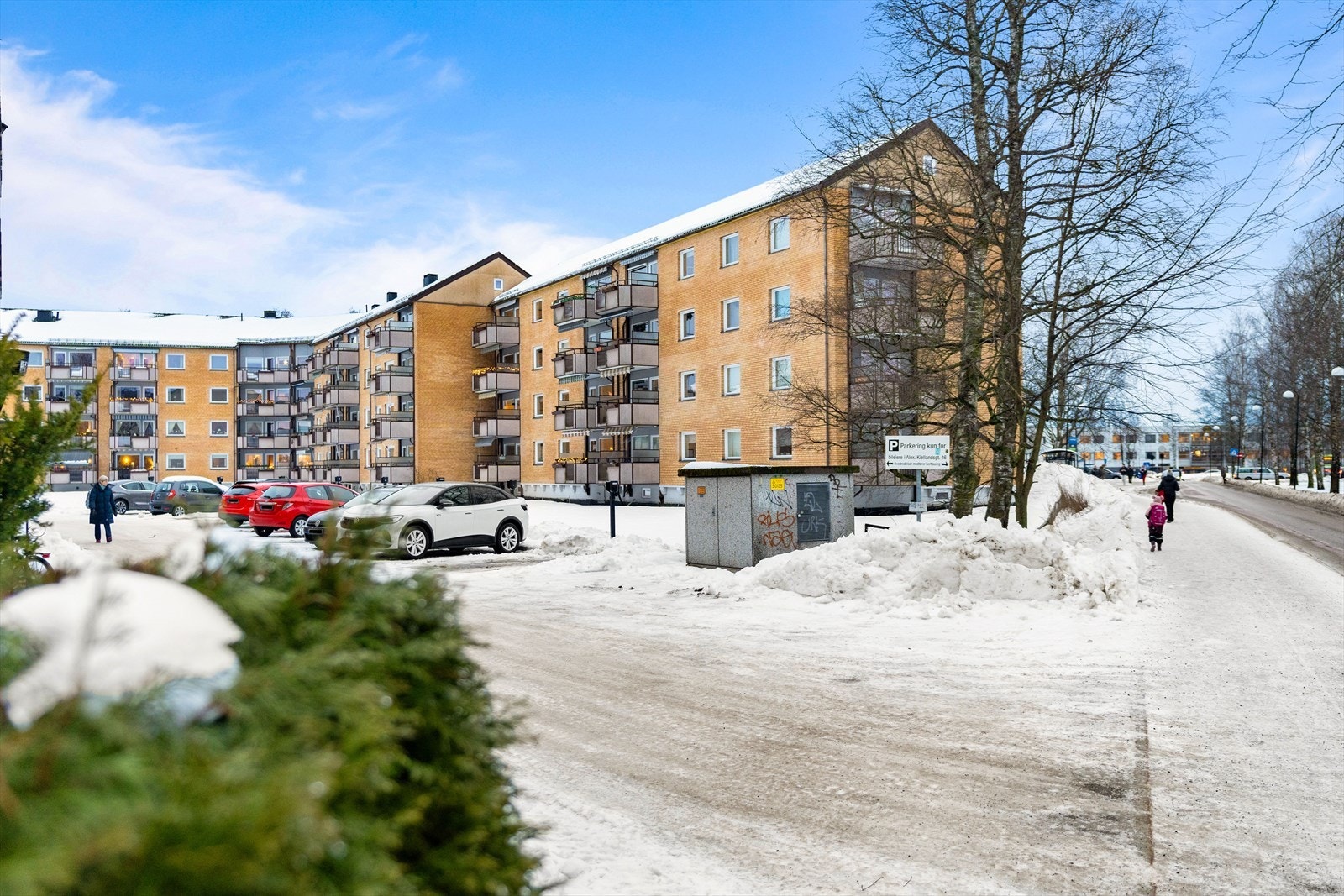 Fasade. Borettslaget ligger i et rolig og hyggelig nabolag kort vei fra Lillestrøm sentrum. Galleribilde