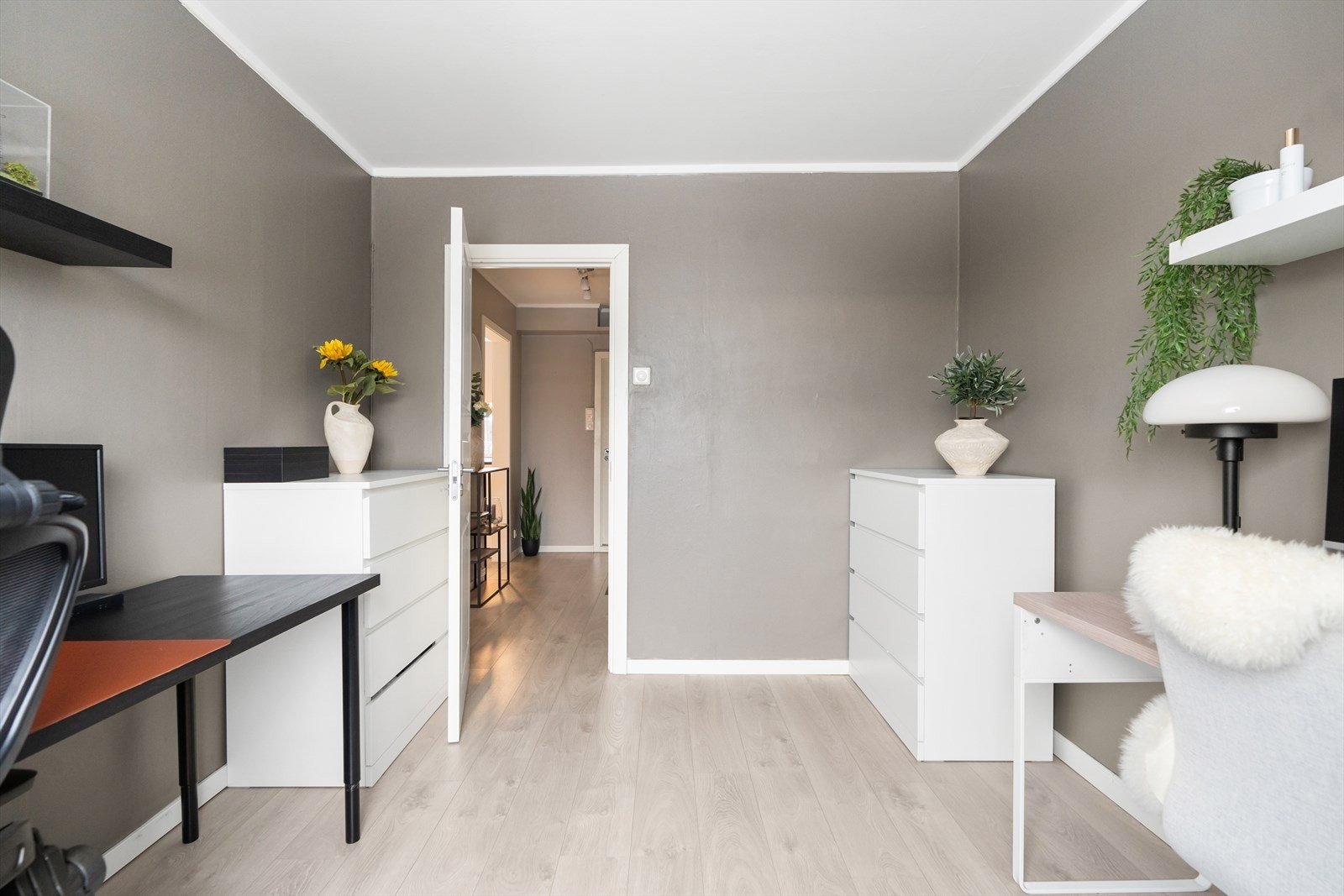 Rommet har plass til seng, nattbord, garderobeløsning og evt. skrivebord. Galleribilde