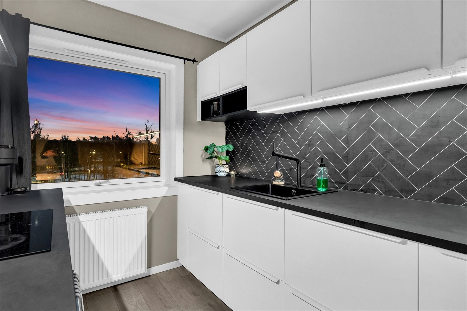 Innredningen har skap med glatte fronter, samt benkeplate av laminat (høyde 94 cm). Galleribilde