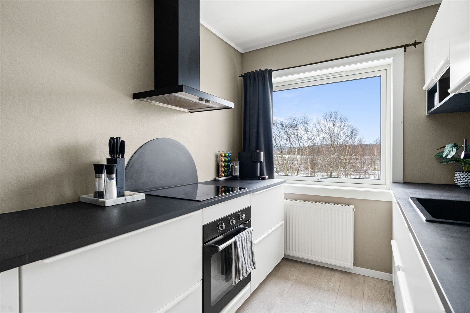 Det er satt inn oppvaskmaskin, stekeovn og platetopp integrert i innredningen, i tillegg er det plass til frittstående kjøleskap. Galleribilde