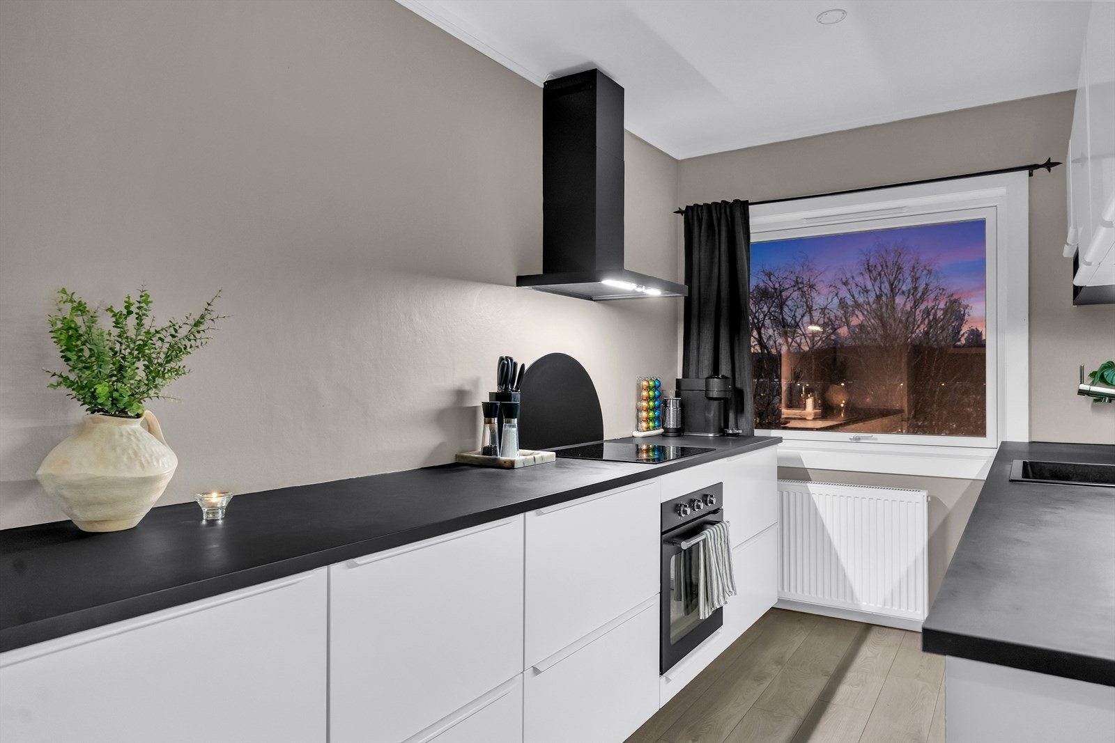 Kjøkkenet er separat, og byr på mye benk- og skapplass! Galleribilde