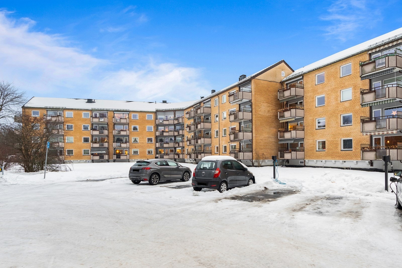 Leiligheten disponerer en parkeringsplass foran blokken. Galleribilde