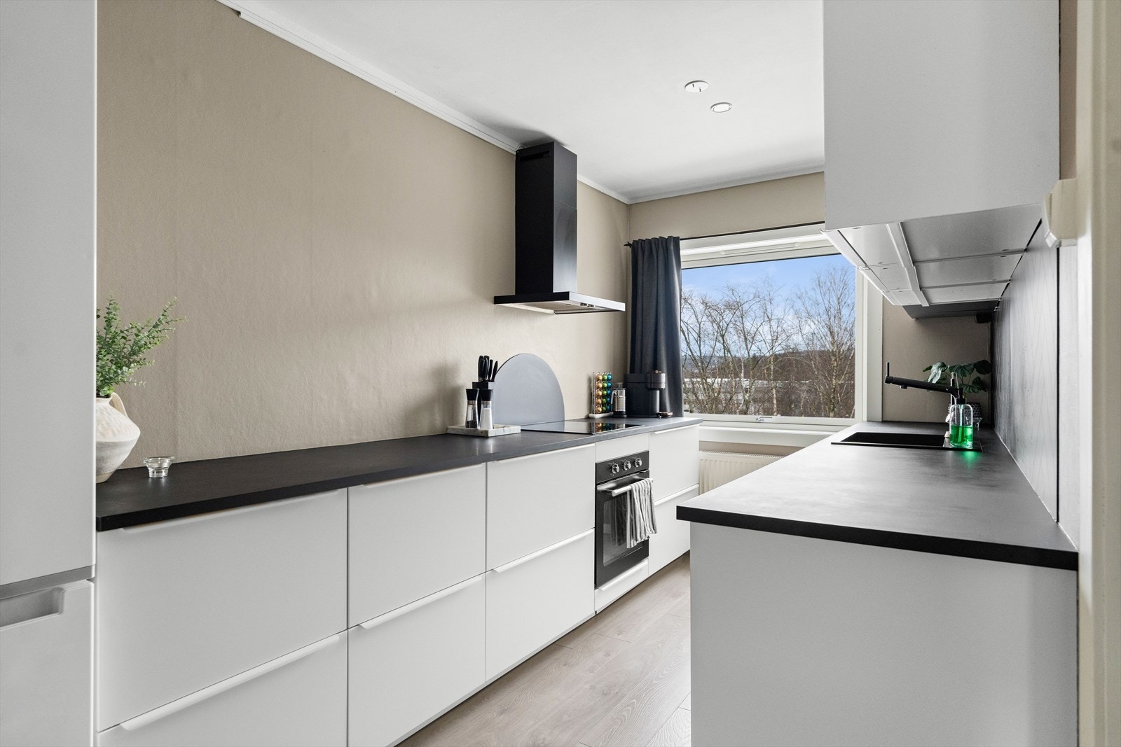 Over koketoppen er det tilkoblet en kjøkkenventilator med kullfilter. Galleribilde