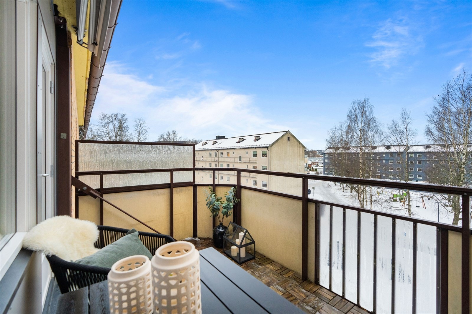 Her ute er det plass til sittegruppe, samt gass-/elektrisk grill. Det er montert en markise. Galleribilde