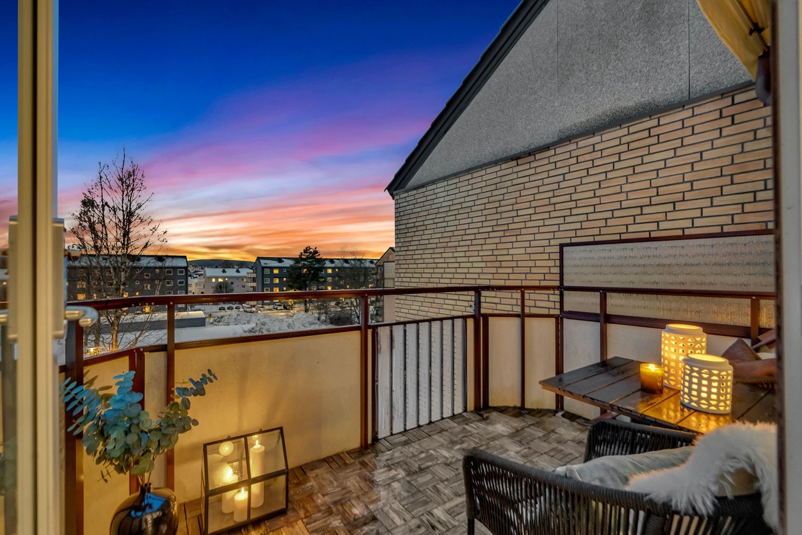 Fra stuen er det utgang til en hyggelig balkong. Galleribilde