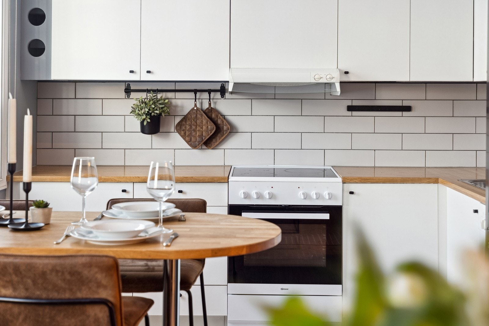 Kjøkkenet har mye skap- og benkeplass. Galleribilde