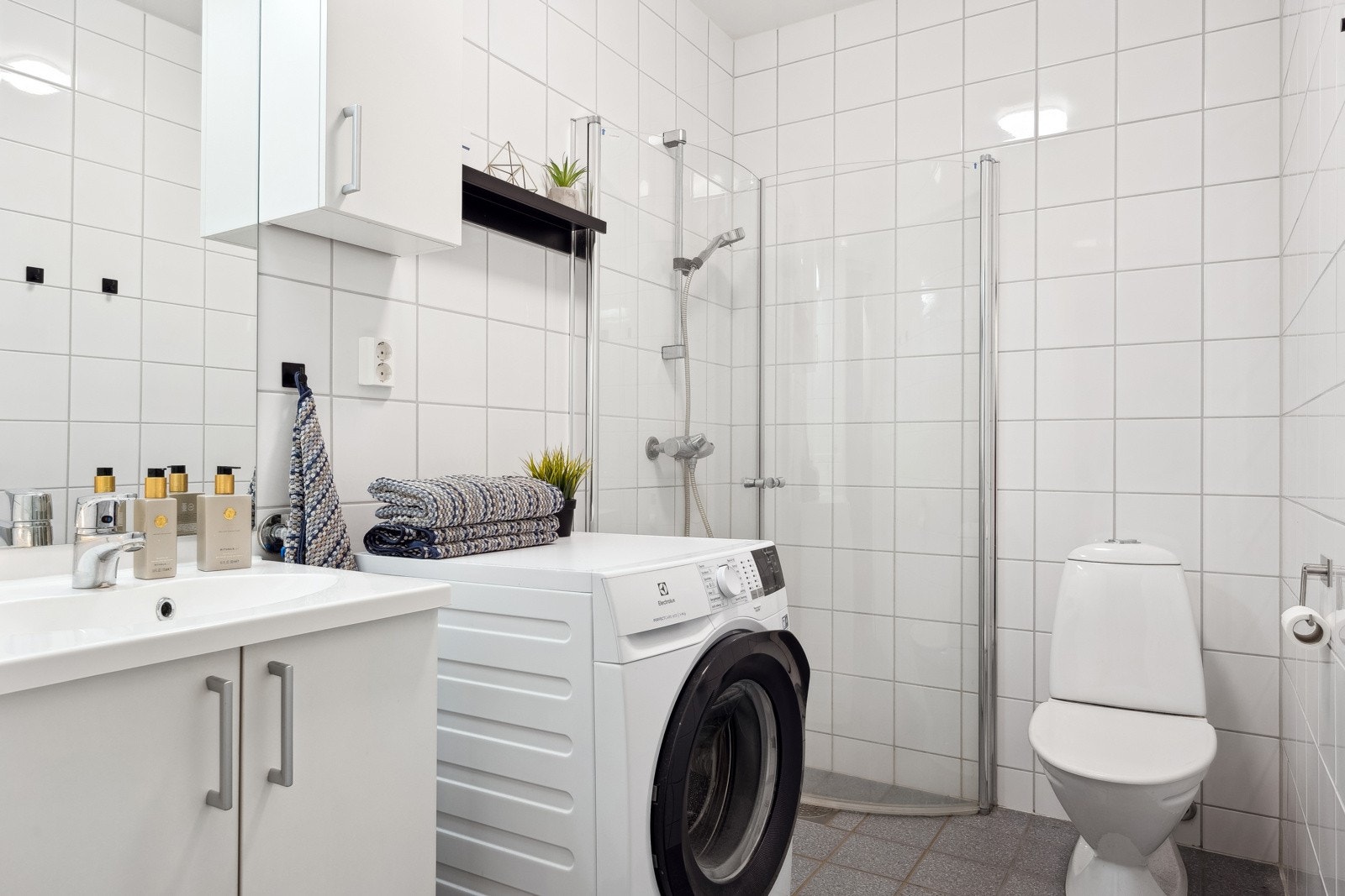 Flott bad med varmekabler i gulv og opplegg for vaskemaskin. Galleribilde