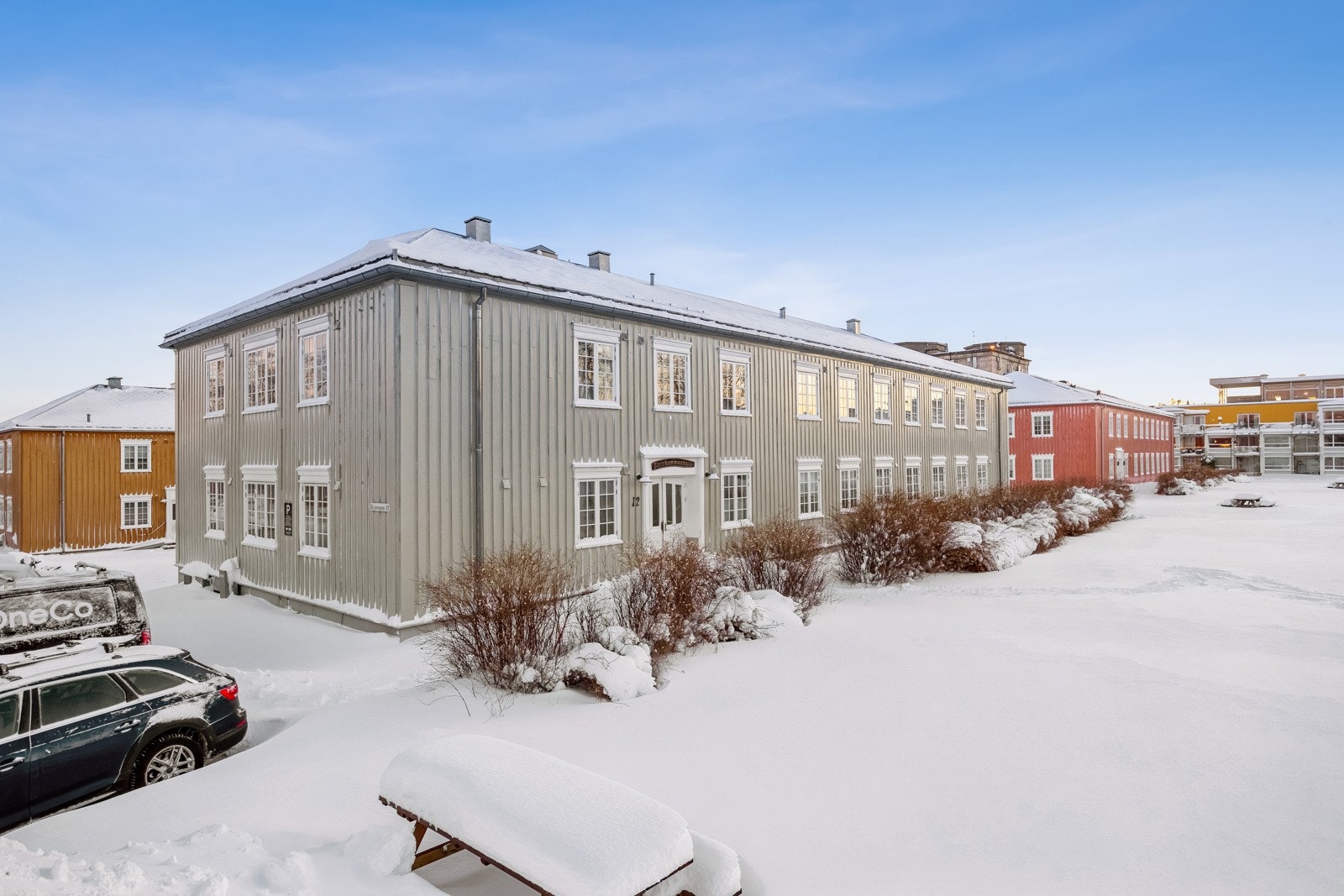 Velkommen til en flott og historisk leilighet beliggende på populære Persaunet. Galleribilde