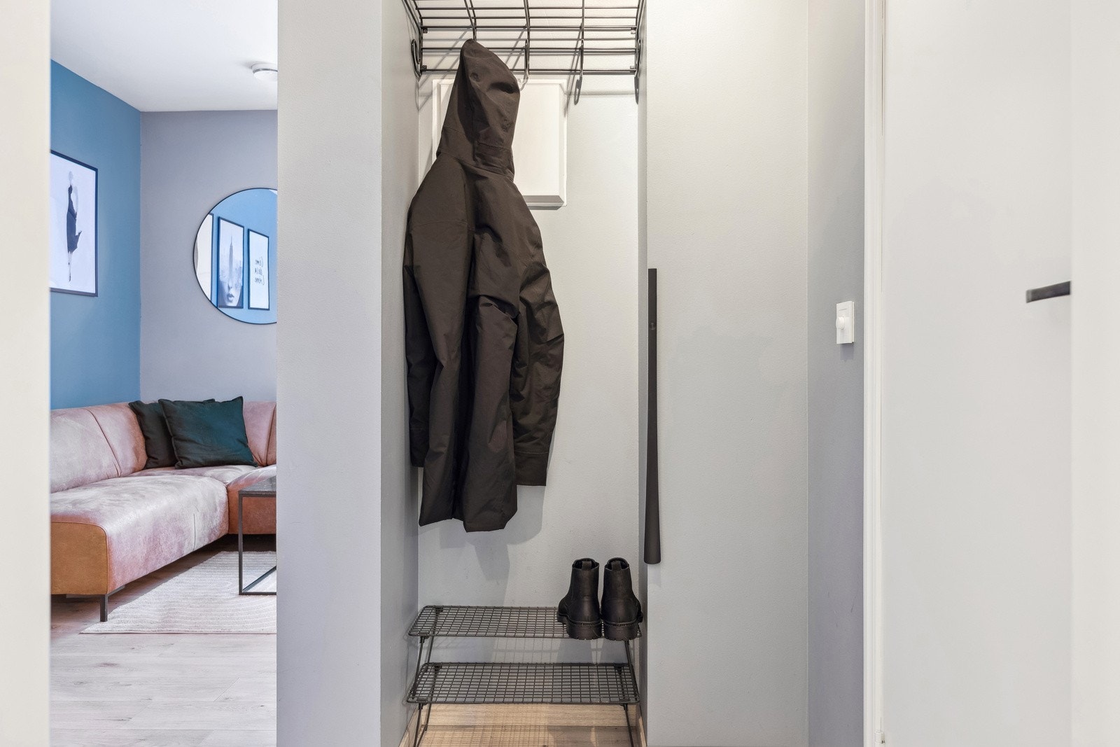 Entrèn har en egen praktisk garderobeløsning hvor man nekelt kan henge fra seg yttertøyet. Galleribilde