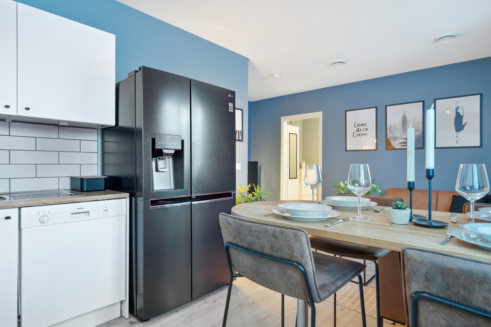 Store, fine grøntareal med benker til felles benyttelse for beboerne. Galleribilde