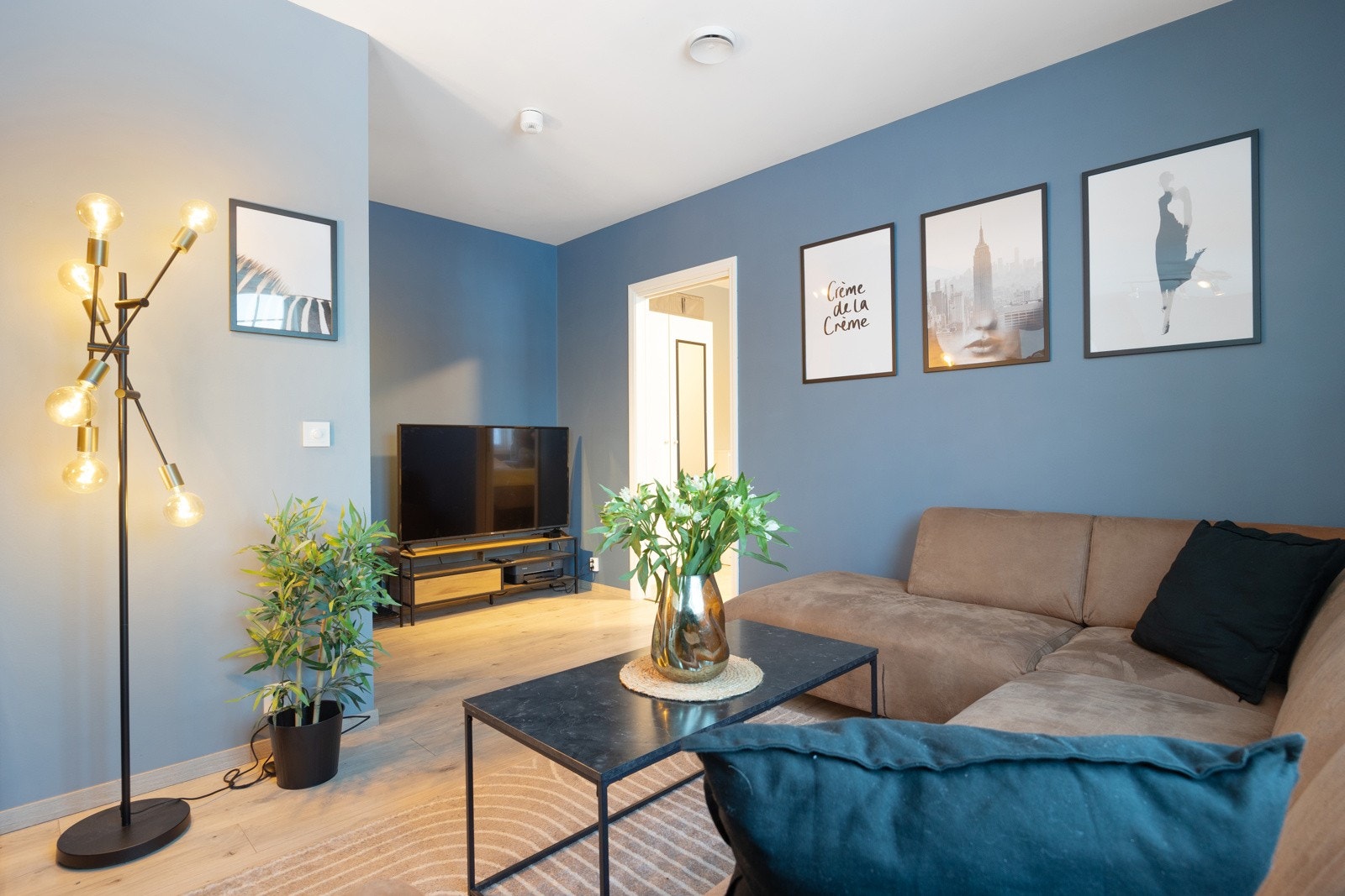 Stuen har en praktisk planløsning som gjør det enkelt å innrede etter eget ønske. Galleribilde