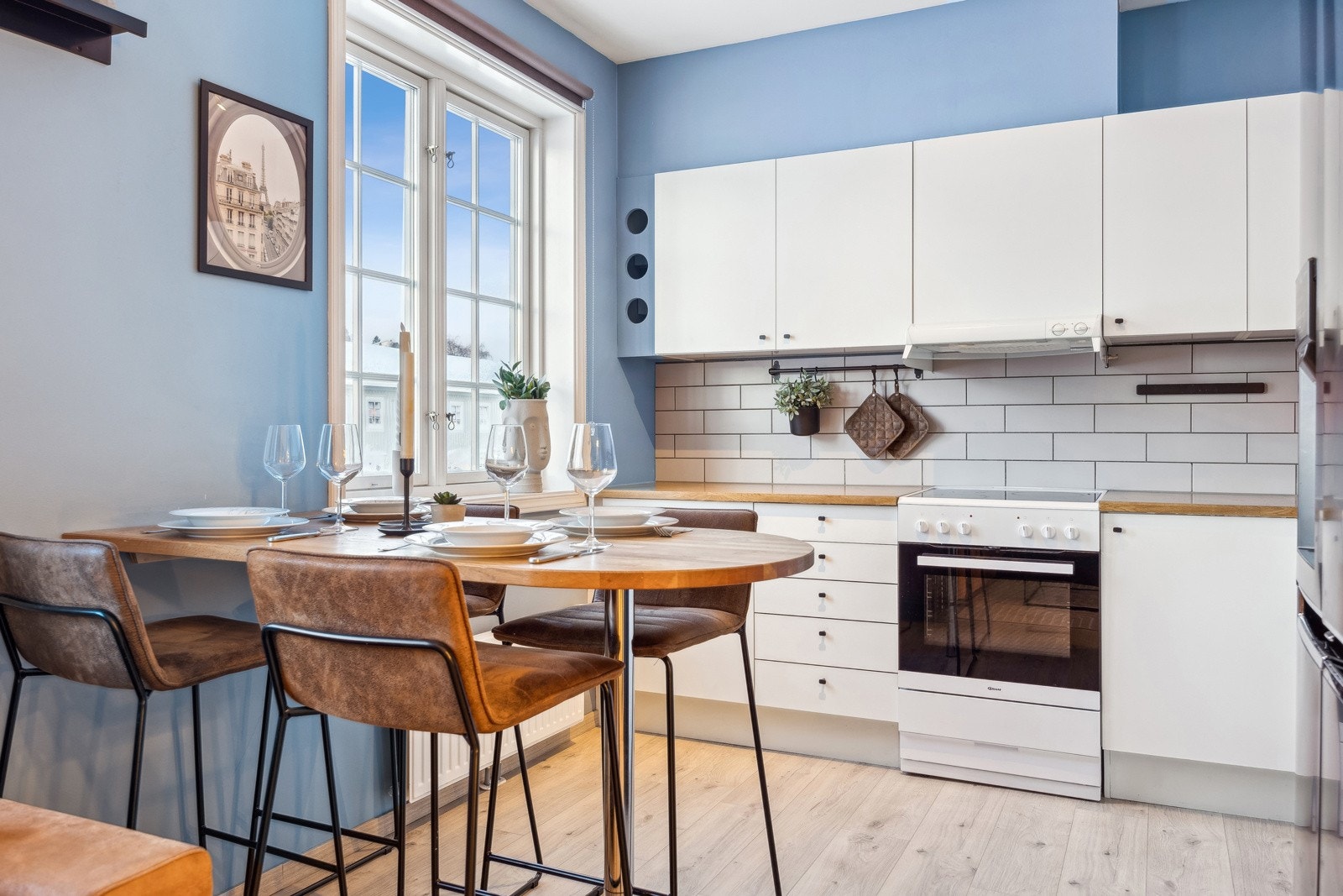 Mellom stuen og kjøkkenet er det naturligvis en spisegruppe. Galleribilde