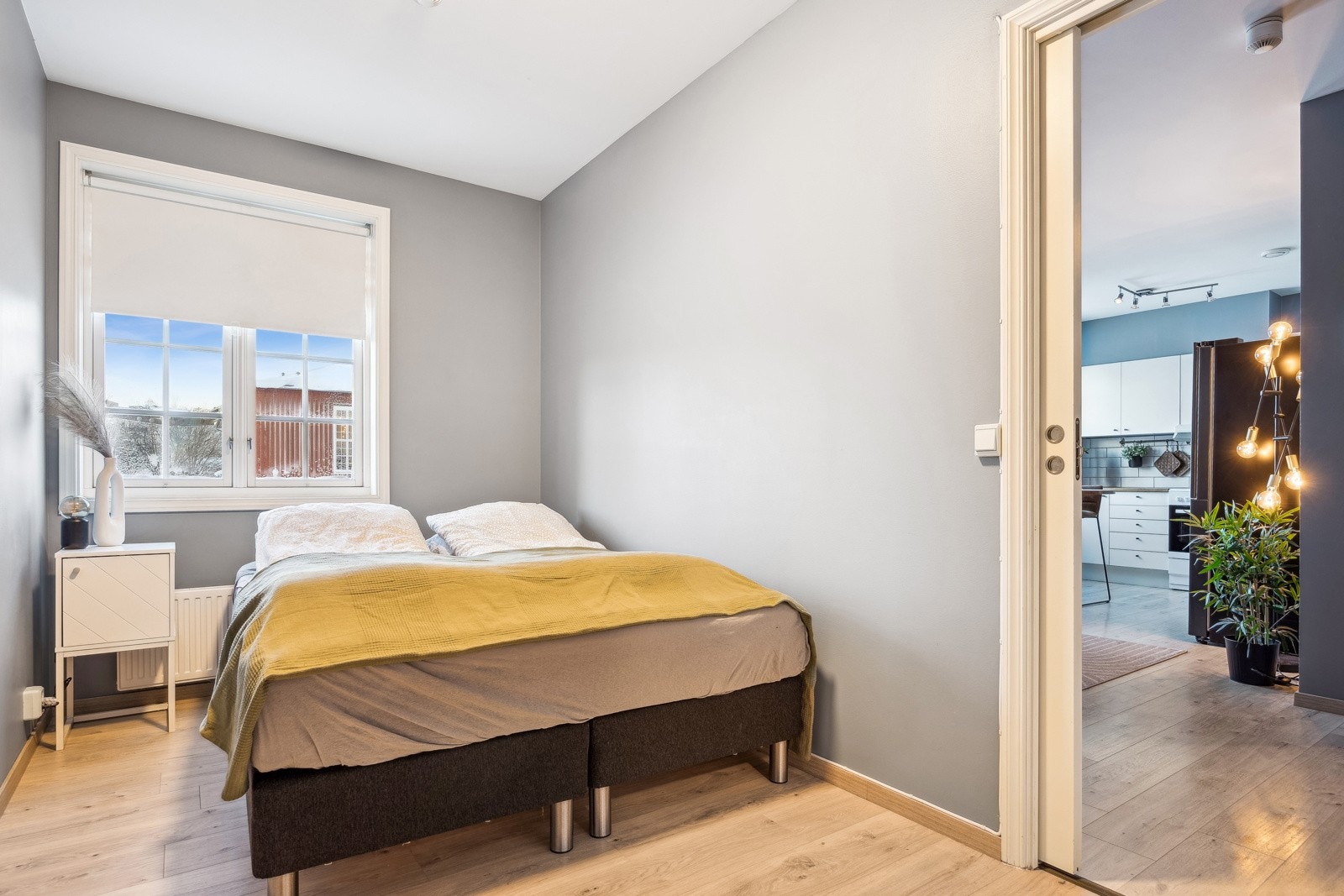 Stort soverom på 10 kvm. Her er det god plass til dobbeltseng og annen møblering. Galleribilde