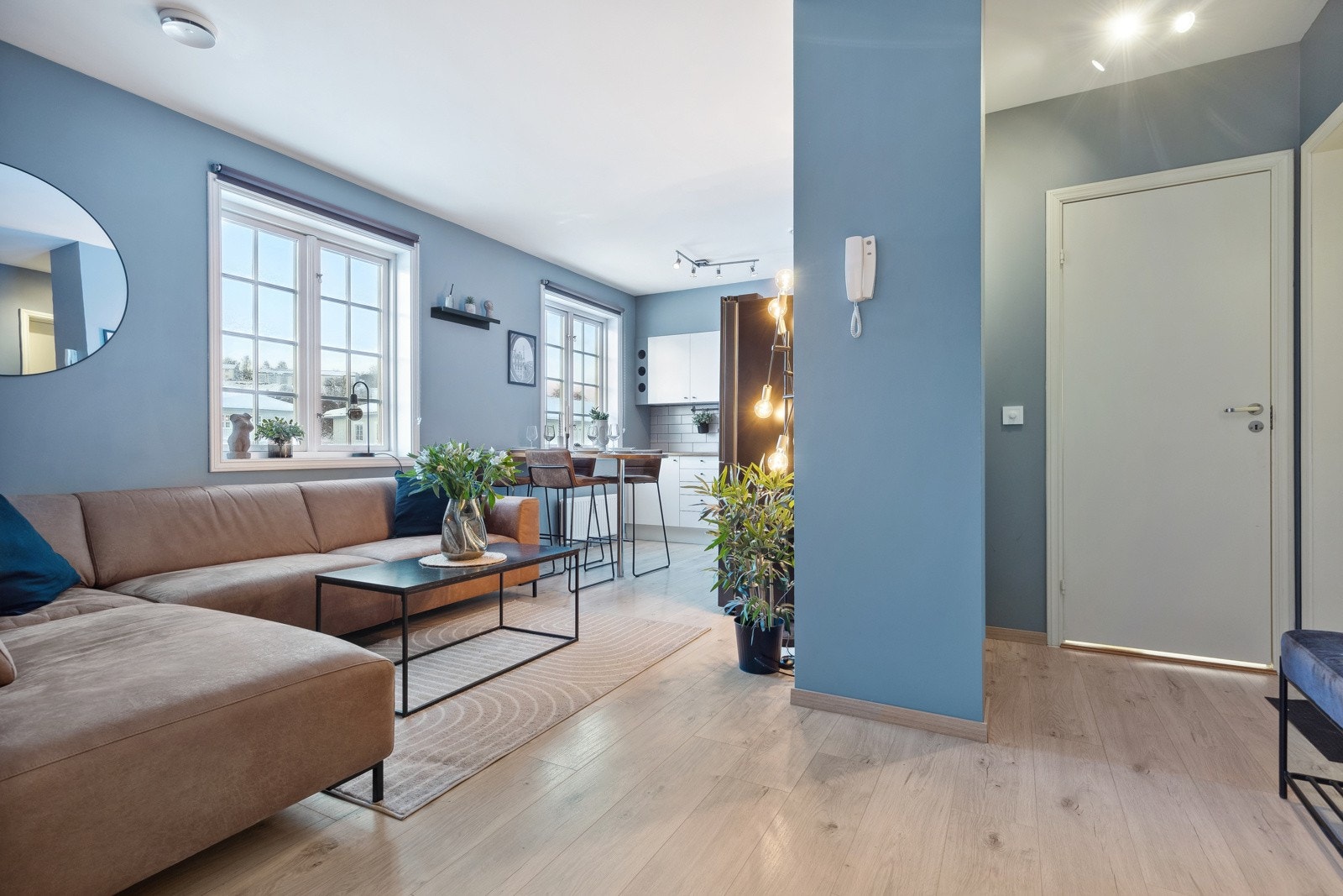 Videre inn i leiligheten kommer du til en åpen stue-/kjøkken løsning. Galleribilde