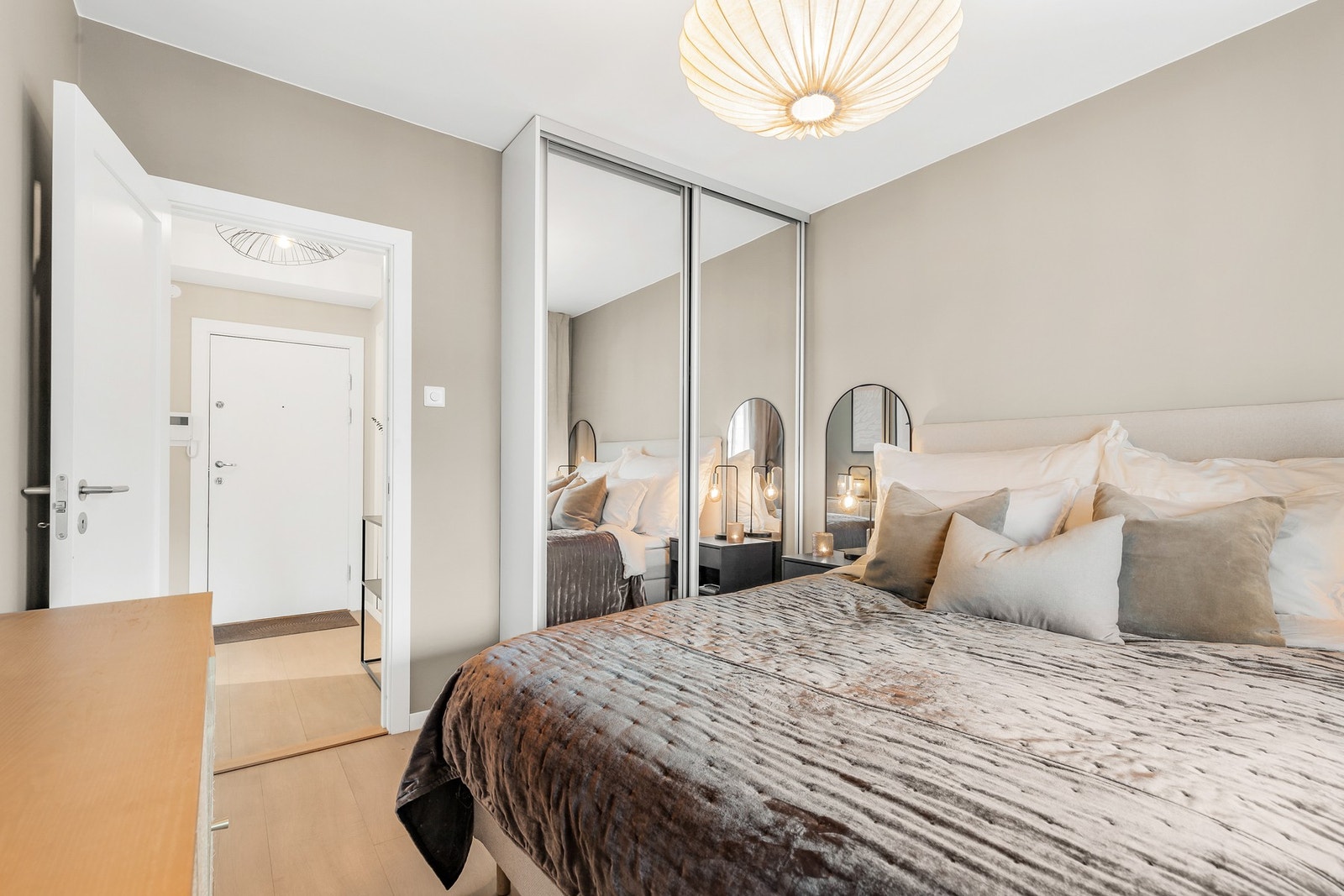 Det er fin plass til dobbeltseng og god oppbevaringsplass i skyvedørsgarderobe Galleribilde