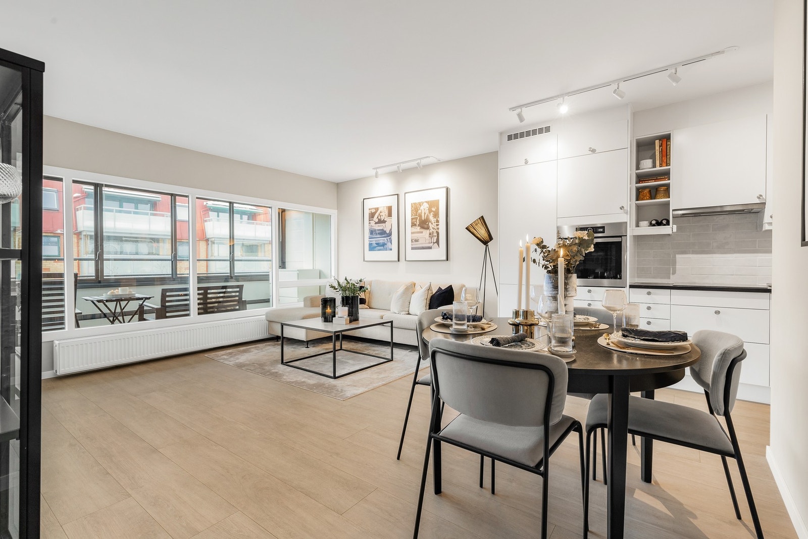 Pen og lys stue med god plass til sofa, spisebord og annet møblement Galleribilde