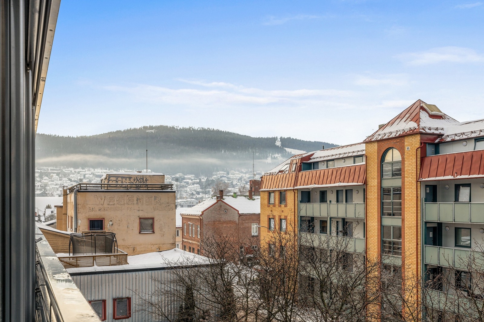 Fra balkongen er det fin utsikt mot Danvik og Austad Galleribilde