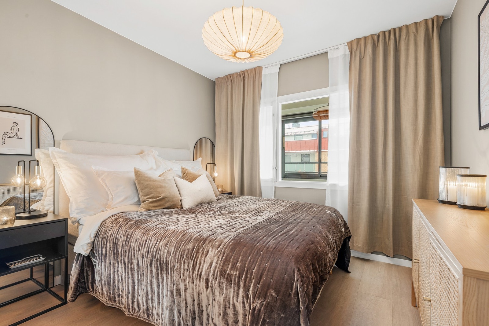 Romslig soverom med laminat på gulv og slette vegger malt i en behagelig beige tone Galleribilde