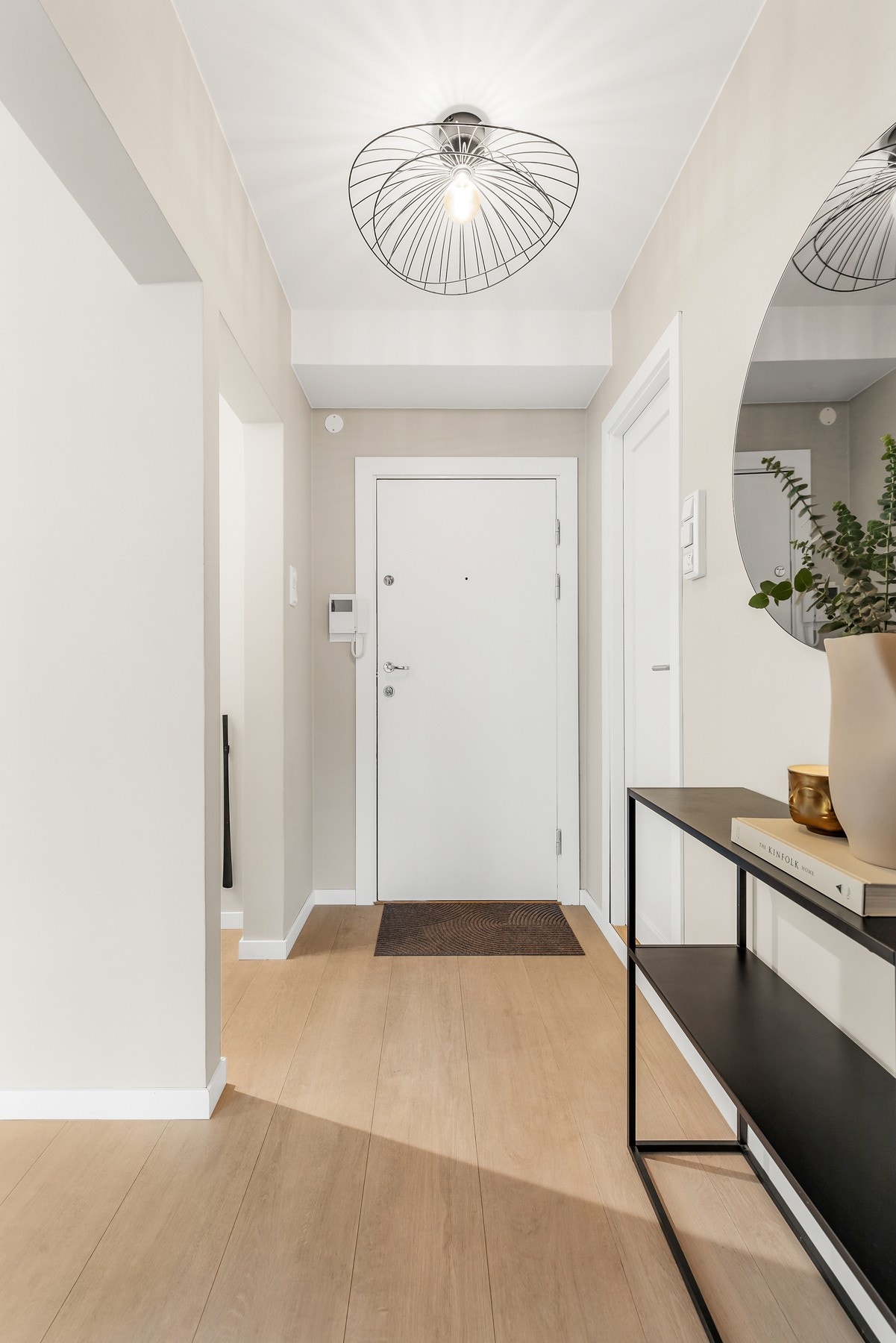 Romslig entré med laminat på gulv og callinganlegg Galleribilde
