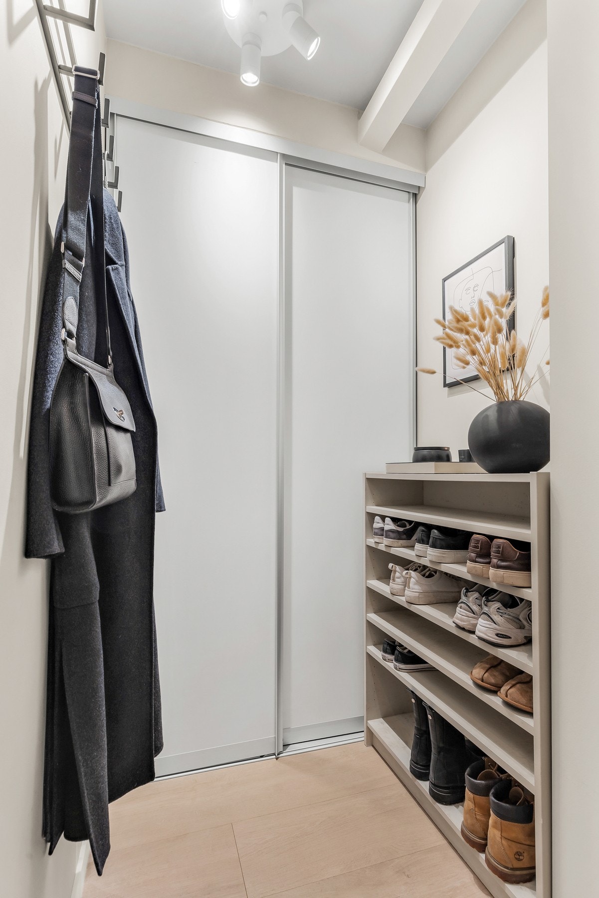 Det er god oppbevaringsplass i bod på ca. 2 kvm med skyvedørsgarderobe Galleribilde