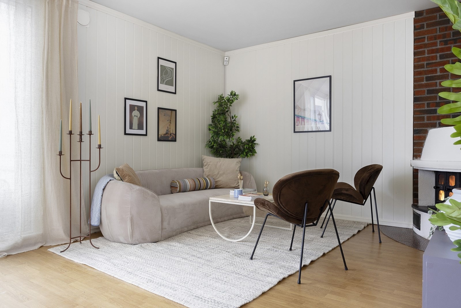 Store vindusflater som slipper inn rikelig med dagslys. Galleribilde