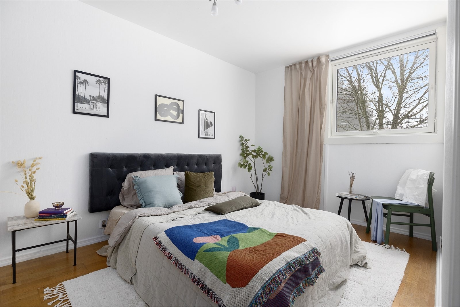 Stort hovedsoverom med god plass til dobbeltseng, nattbord og ytterligere møblement. Galleribilde