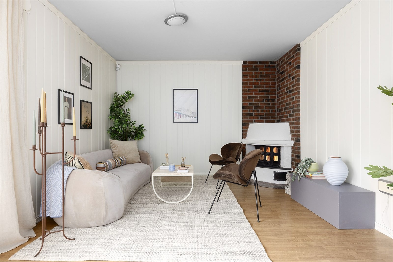 Romslig stue med god plass til sofagruppe, tv-seksjon og ytterligere møblement. Galleribilde